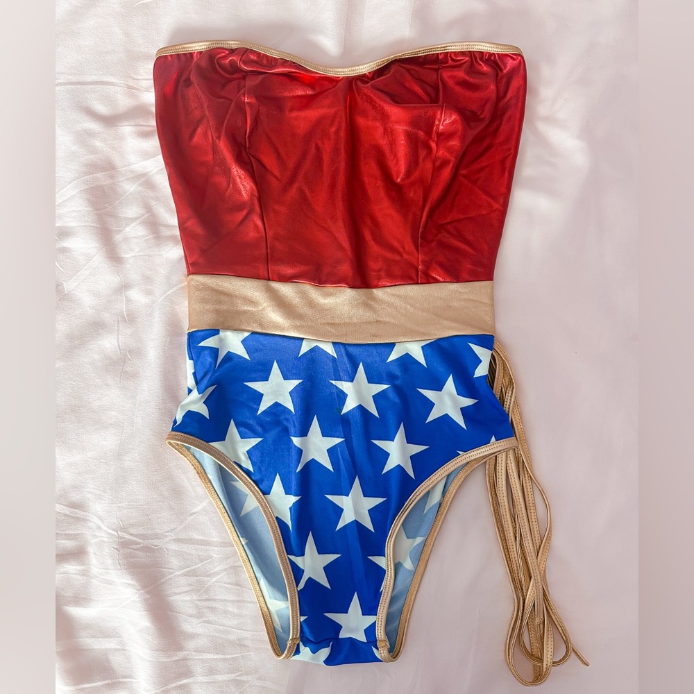 Womans Wonder Woman Halloween Costume by brand Forplay w/Matching Cape - XS/S
